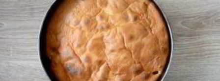 шарлотка с яблоками и вишней. Шаг 7