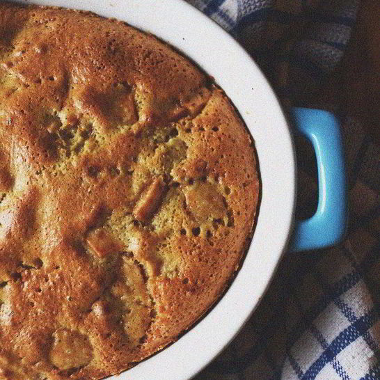 Рецепт шарлотки с яблоками, изюмом и корицей