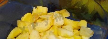 шарлотка с яблоками в мультиварке с манкой. Шаг 2