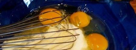 шарлотка с яблоками в мультиварке с манкой. Шаг 3