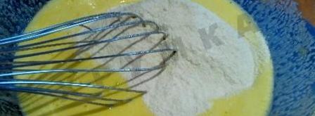 шарлотка с яблоками в мультиварке с манкой. Шаг 5