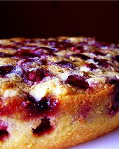 Шарлотка с замороженной вишней