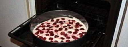 шарлотка с замороженной вишней. Шаг 7