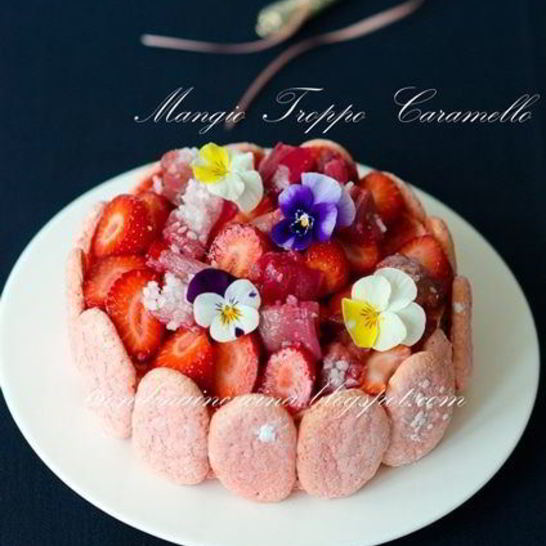 Рецепт шарлотки с запеченным ревенем, баварским фисташковым кремом и клубникой