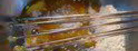 шарлотка с запеченным ревенем, баварским фисташковым кремом и клубникой. Шаг 11