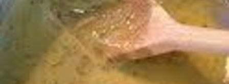 шарлотка с запеченным ревенем, баварским фисташковым кремом и клубникой. Шаг 14