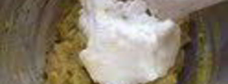 шарлотка с запеченным ревенем, баварским фисташковым кремом и клубникой. Шаг 15