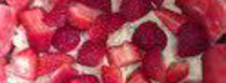 шарлотка с запеченным ревенем, баварским фисташковым кремом и клубникой. Шаг 18