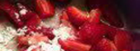 шарлотка с запеченным ревенем, баварским фисташковым кремом и клубникой. Шаг 10