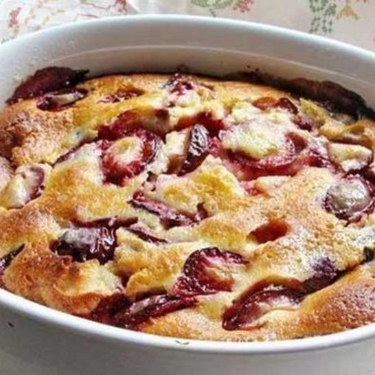 Рецепт шарлотки со сливами и коньяком