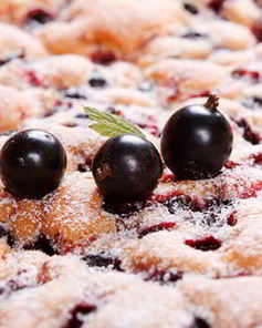 Шарлотка со смородиной