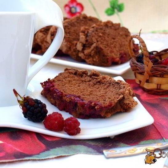 Рецепт шоколадной шарлотки с ягодами