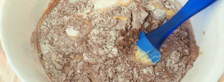 шоколадная шарлотка с ягодами. Шаг 2