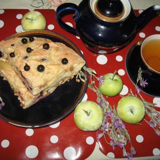 Рецепт яблочной шарлотки с черной смородиной