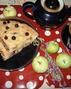 Яблочная шарлотка с черной смородиной