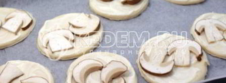 слойки с белыми грибами и овощами. Шаг 4