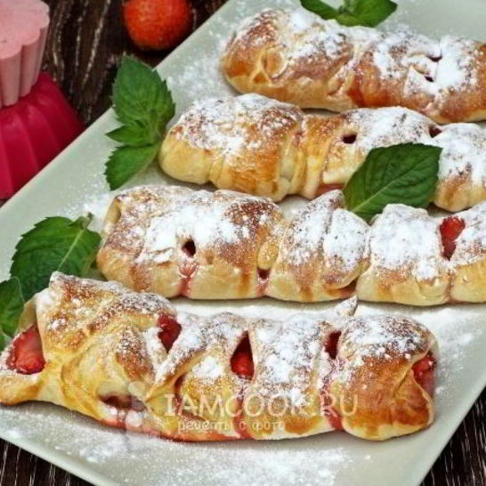 Рецепт слоек с клубникой и бананом