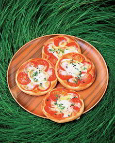 Слойки с козьим сыром и помидорами