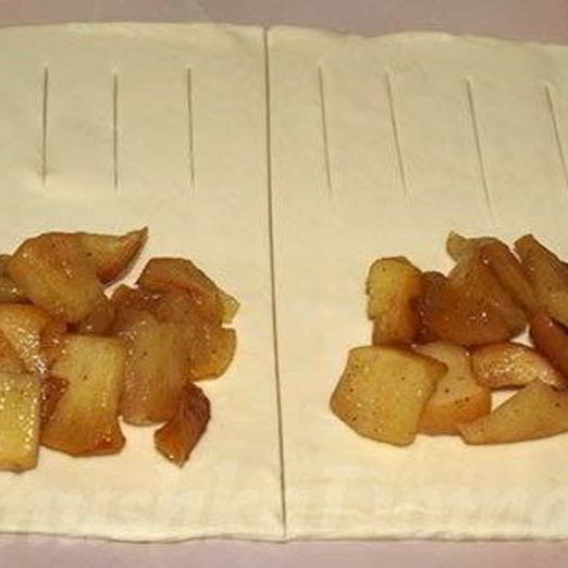 Слойки с яблоками и корицей