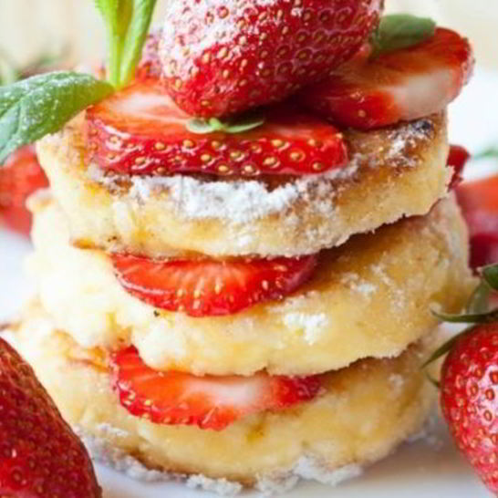 Рецепт сырников из творога с клубникой и сметанным соусом