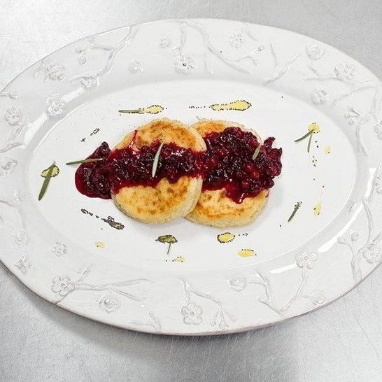 Рецепт сырников с бруснично-розмариновым вареньем