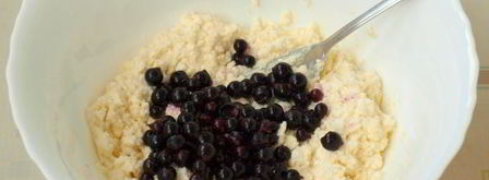 сырники с черной смородиной. Шаг 2