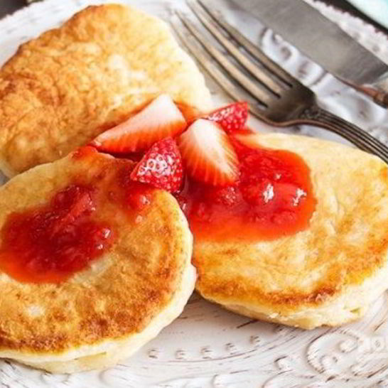 Рецепт сырников с клубничным соусом