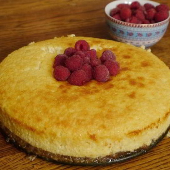 Рецепт творожника с белым шоколадом и малиной