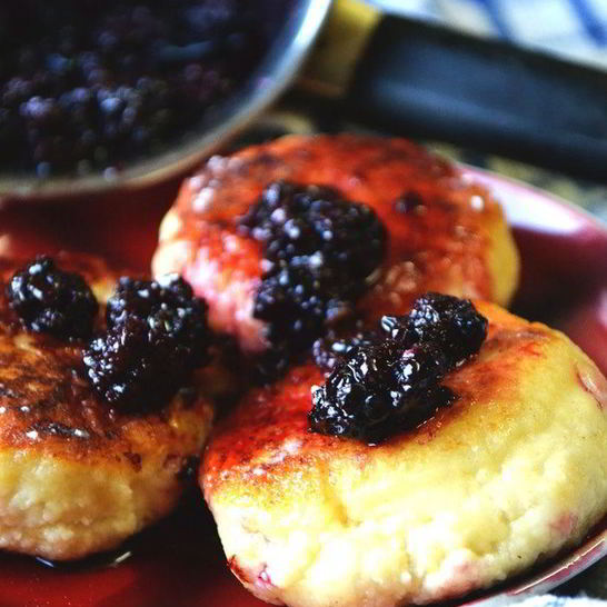 Рецепт ванильных сырников с ежевичным соусом