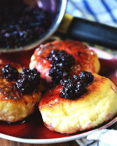 Ванильные сырники с ежевичным соусом