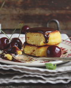 Ванильные сырники с шоколадным соусом и черешней