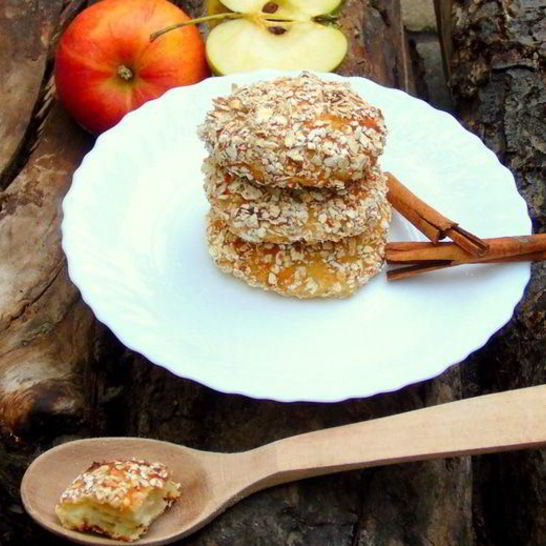 Рецепт яблочных сырников в овсяной панировке без муки
