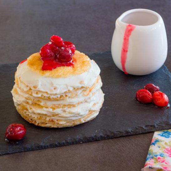 Рецепт блинного торта с ванильно-сливочным кремом и ягодным соусом