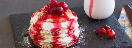 блинный торт с ванильно-сливочным кремом и ягодным соусом. Шаг 8