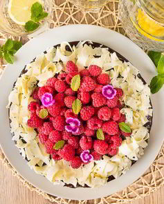 Малиновый торт с шоколадом