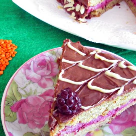 Рецепт постного полезного чечевичного торта с ежевичным кремом