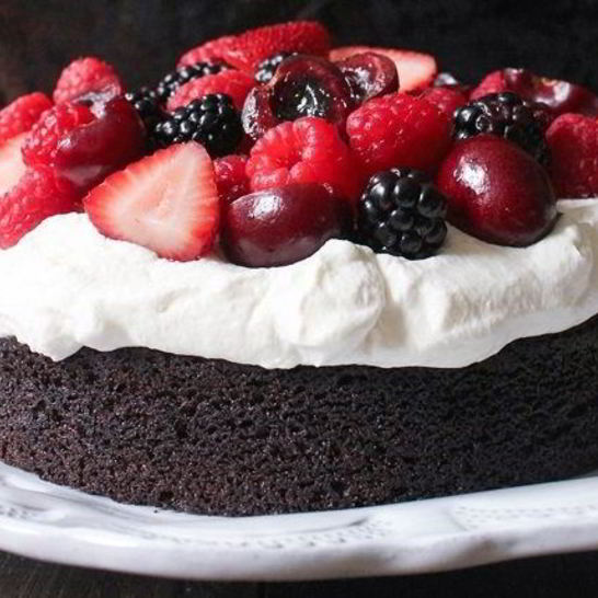 Рецепт шоколадного торта с ягодами