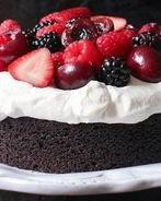Шоколадный торт с ягодами