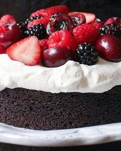 Шоколадный торт с ягодами