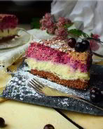 Трехслойный творожно-ягодный торт