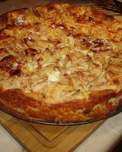 Творожная запеканка с яблоками и изюмом