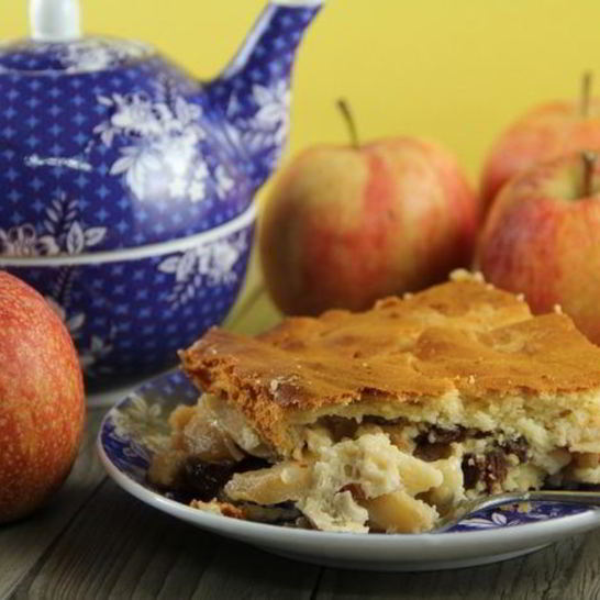 Рецепт яблочной запеканки с изюмом и миндалем