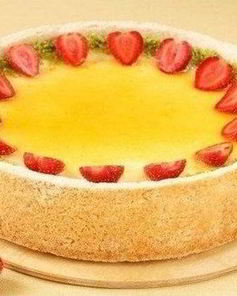 Чизкейк с абрикосовым джемом, фисташками и клубникой