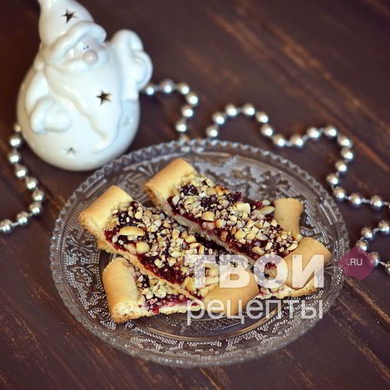 Рецепт песочных полосок с джемом и орехами