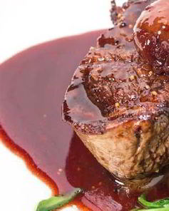 Сочная говядина с джемом из красной смородины