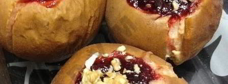 запеченные яблоки с орехами и джемом. Шаг 4