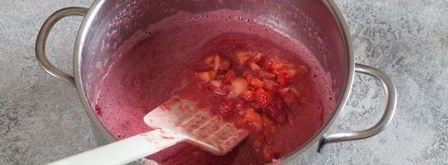 клубничное компоте для торта. Шаг 16