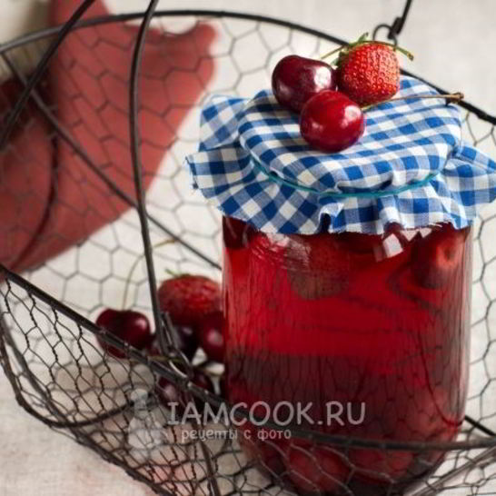 Рецепт компота из черешни и клубники на зиму