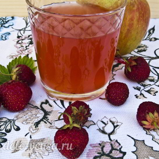 Рецепт компота из клубники и яблок