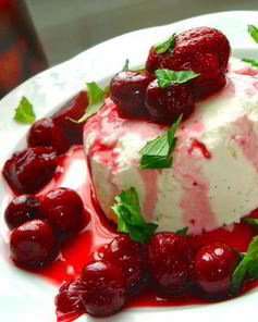 Компот из красных фруктов вокруг творожного крема